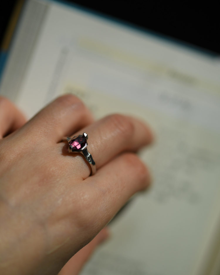 ピンクトルマリンを留めたプラチナの指輪